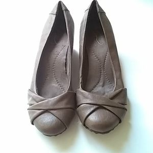 Women's dress shoes